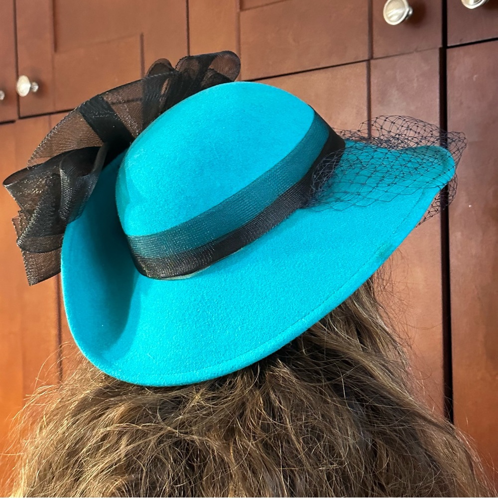 SALE!! Wool hat with veil and bow vintage.   5
